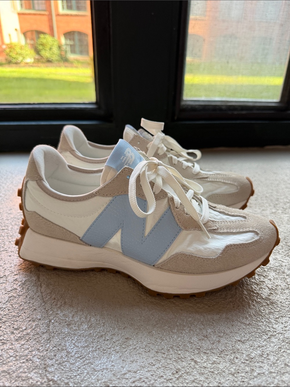 NWOT!!! New Balance 327 Timberwolf Sea Salt Light Chrome Blue womens 10